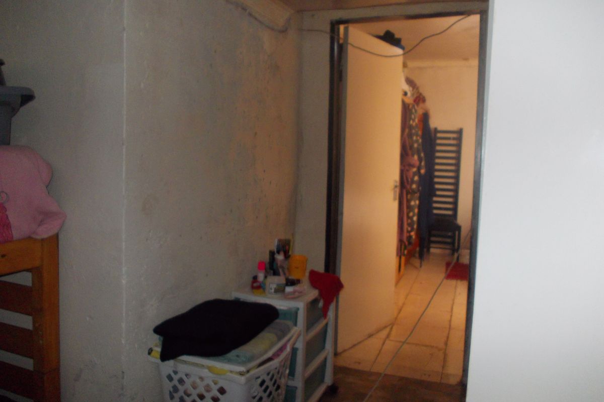 Residential property with the potential to rental income at the same time. - Photo 5