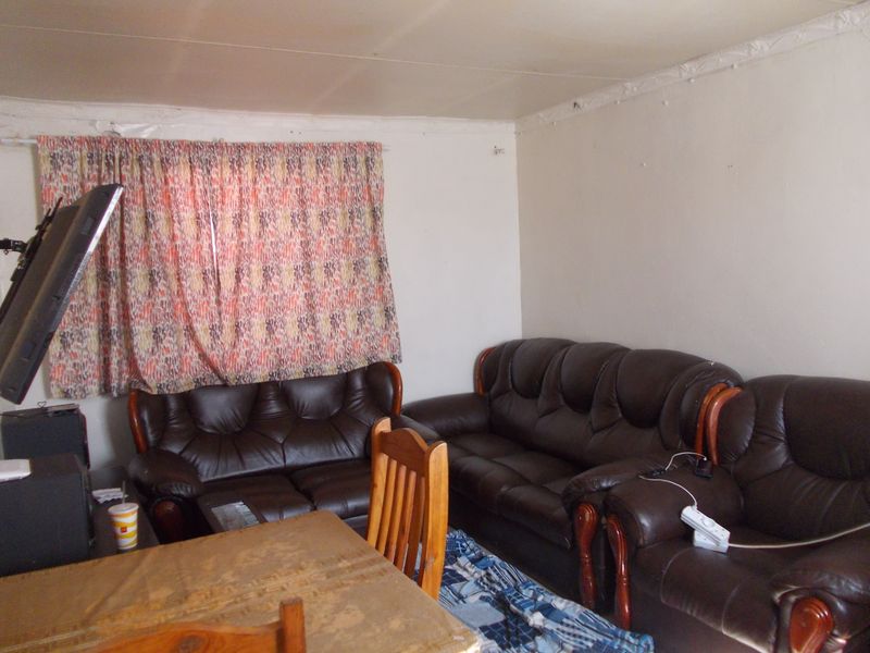 Residential property with the potential to rental income at the same time. - Photo 3