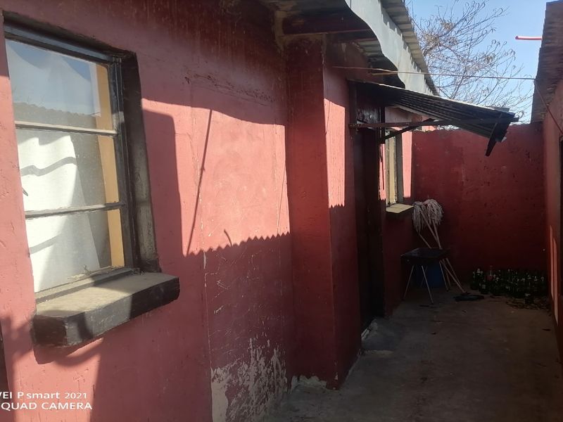 Residential property with the potential to rental income at the same time. - Photo 3
