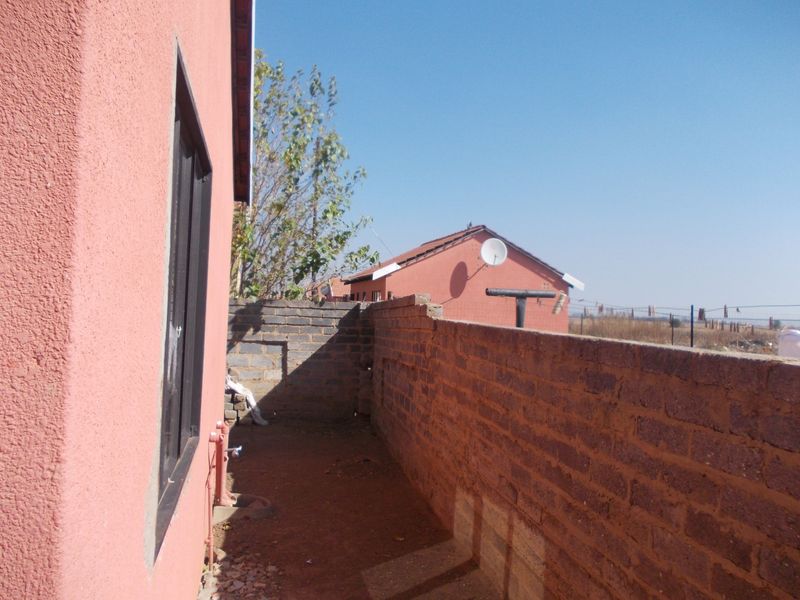 Unique opportunity;  2 Houses in One Spacious Yard. - Photo 2