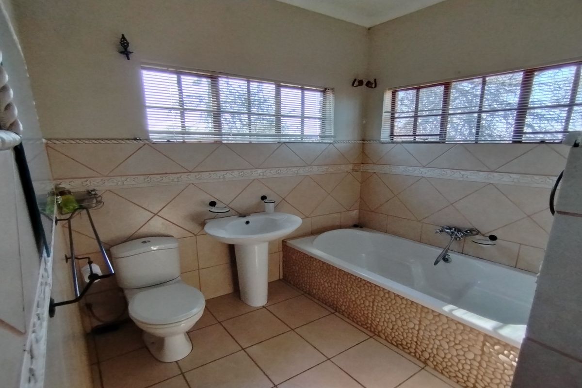 Charming Split-Level Home – Ideal for Family Living or a Holiday overlooking the river - Photo 5