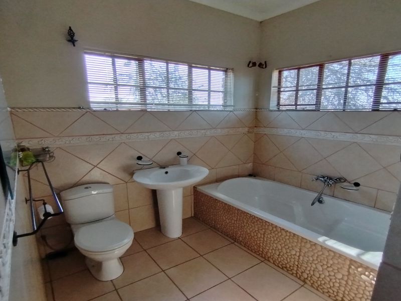 Charming Split-Level Home – Ideal for Family Living or a Holiday overlooking the river - Photo 5