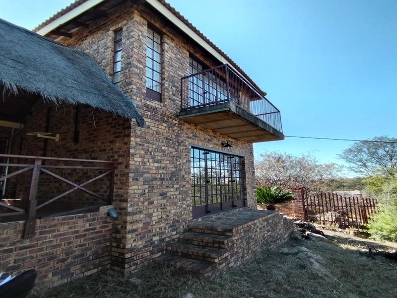 Charming Split-Level Home – Ideal for Family Living or a Holiday overlooking the river - Photo 1