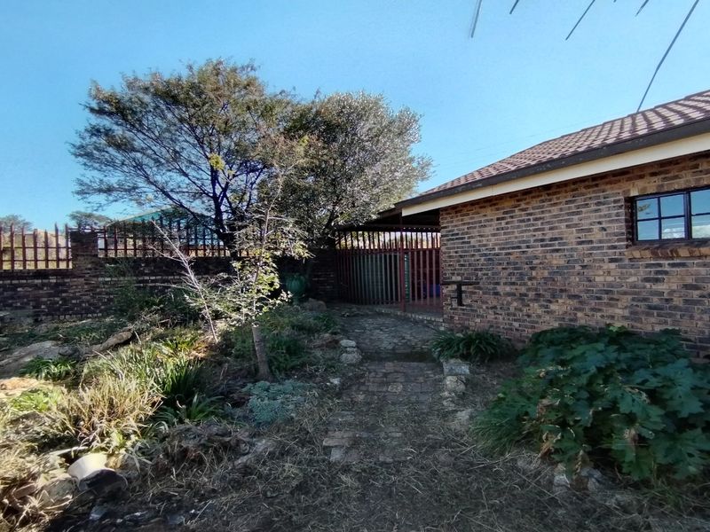 Charming Split-Level Home – Ideal for Family Living or a Holiday overlooking the river - Photo 10