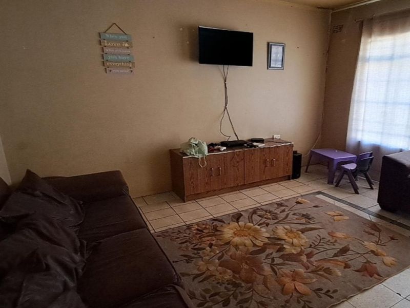Comfortable 2-Bedroom Home Cw 5 - Photo 3