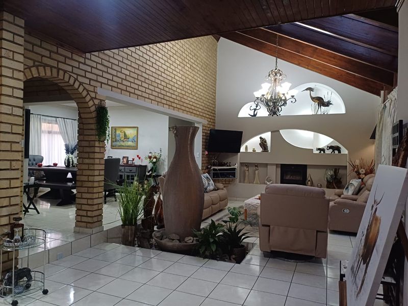Stunning 3-Bedroom, 3-Bathroom Home For Sale in Arcon Park all furniture now included - Photo 3