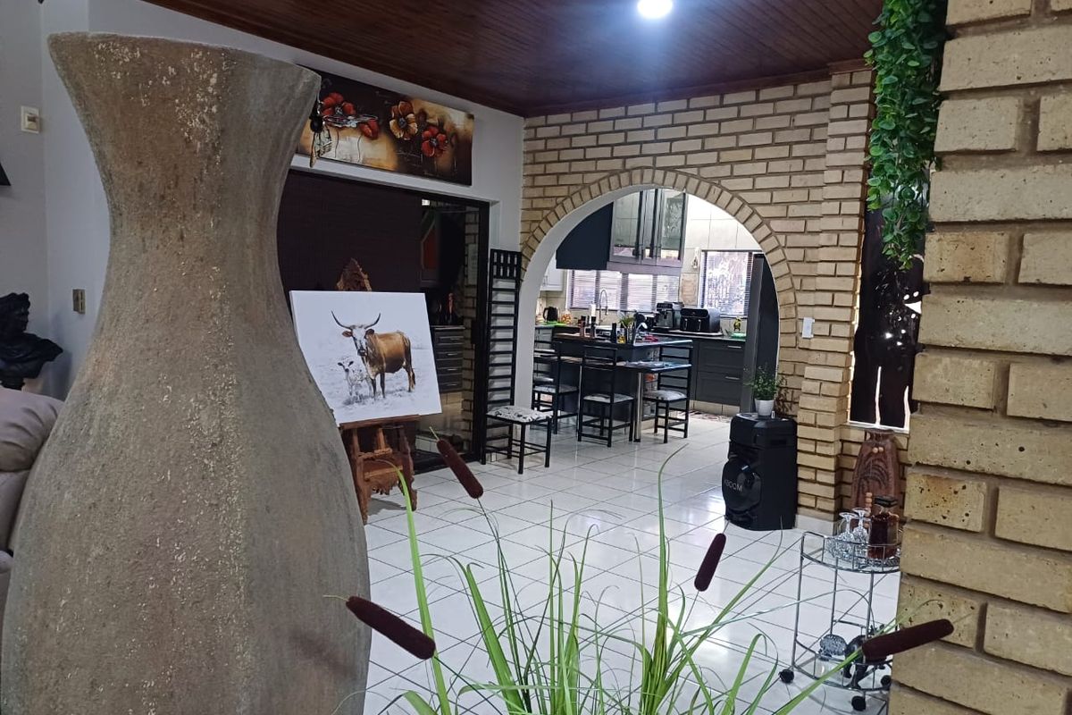 Stunning 3-Bedroom, 3-Bathroom Home For Sale in Arcon Park all furniture now included - Photo 4