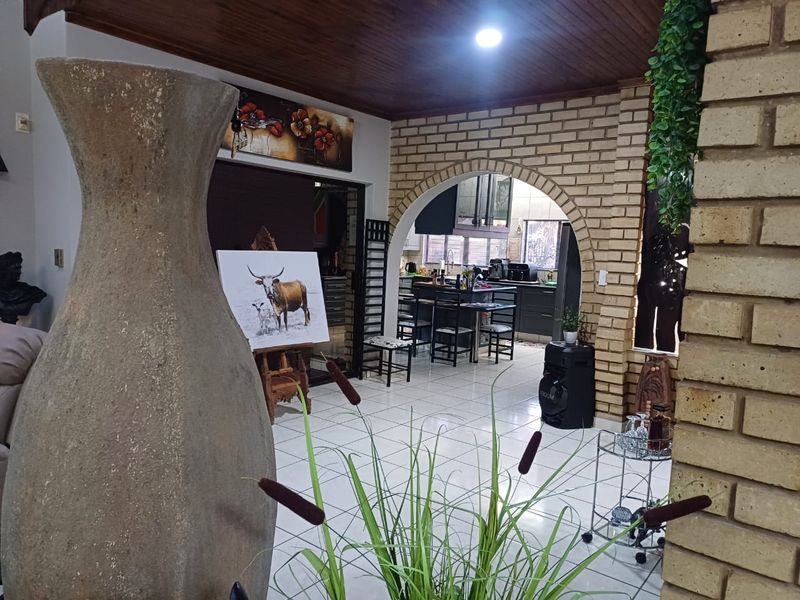 Stunning 3-Bedroom, 3-Bathroom Home For Sale in Arcon Park all furniture now included - Photo 4
