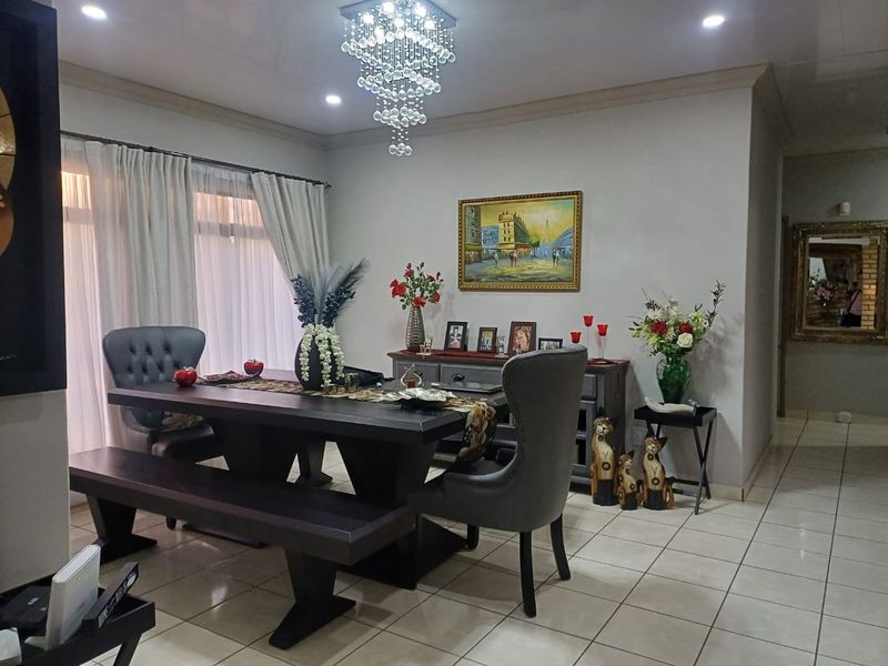 Stunning 3-Bedroom, 3-Bathroom Home For Sale in Arcon Park all furniture now included - Photo 8