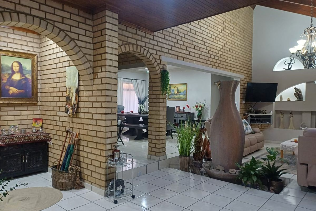 Stunning 3-Bedroom, 3-Bathroom Home For Sale in Arcon Park all furniture now included - Photo 2