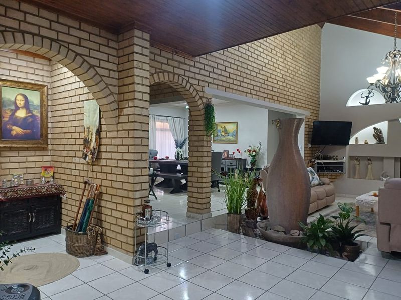 Stunning 3-Bedroom, 3-Bathroom Home For Sale in Arcon Park all furniture now included - Photo 2