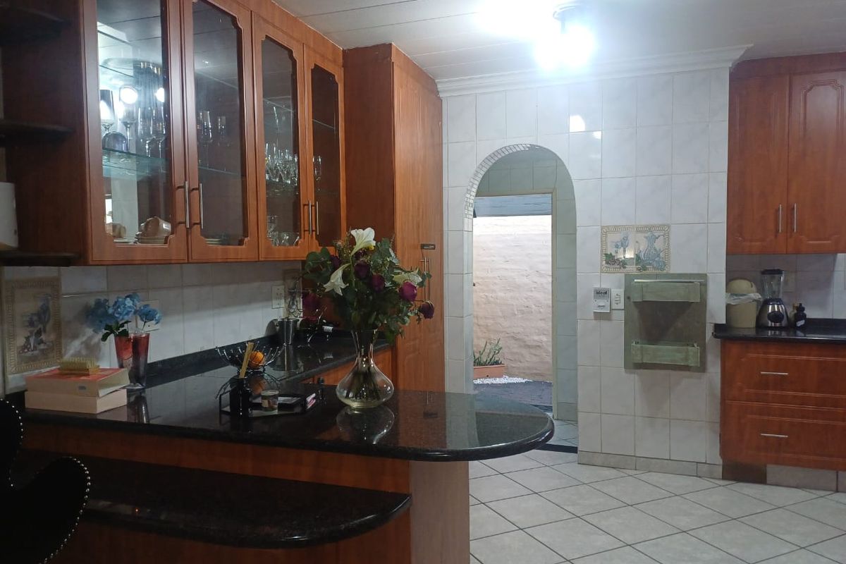 3 Bedroom,2 bathroom  townhouse with a swimming pool for sale in Arcon Park. - Photo 2