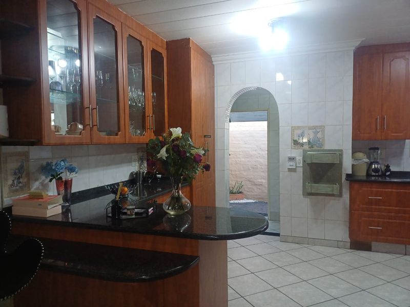 3 Bedroom,2 bathroom  townhouse with a swimming pool for sale in Arcon Park. - Photo 2