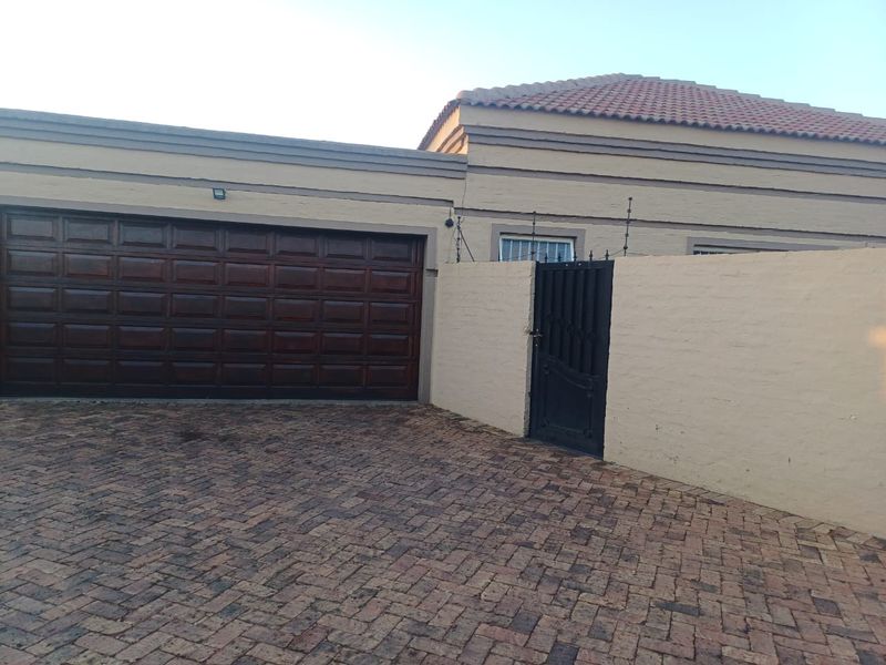 3 Bedroom,2 bathroom  townhouse with a swimming pool for sale in Arcon Park. - Photo 1