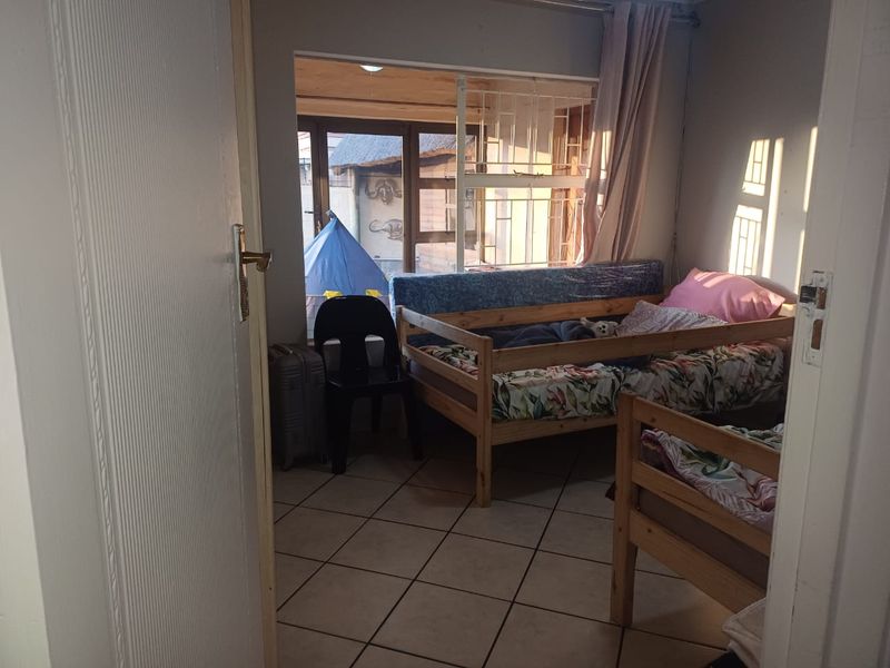 3 Bedroom,2 bathroom  townhouse with a swimming pool for sale in Arcon Park. - Photo 10