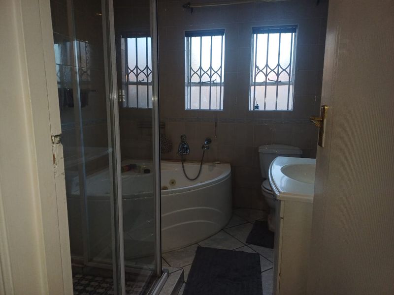 3 Bedroom,2 bathroom  townhouse with a swimming pool for sale in Arcon Park. - Photo 9