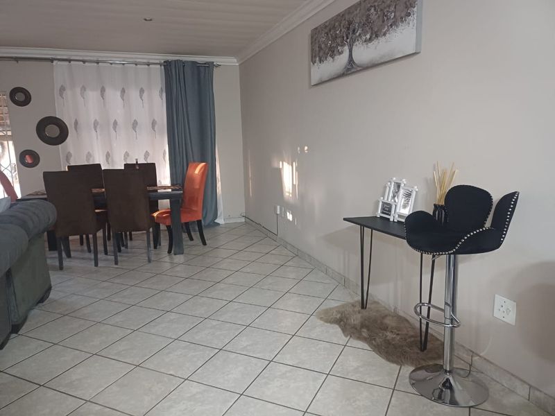 3 Bedroom,2 bathroom  townhouse with a swimming pool for sale in Arcon Park. - Photo 8