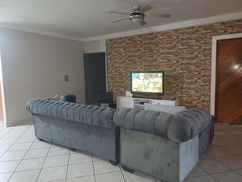 3 Bedroom,2 bathroom  townhouse with a swimming pool for sale in Arcon Park. - Photo 6