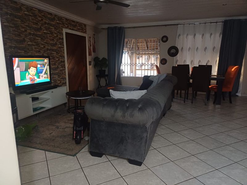3 Bedroom,2 bathroom  townhouse with a swimming pool for sale in Arcon Park. - Photo 7