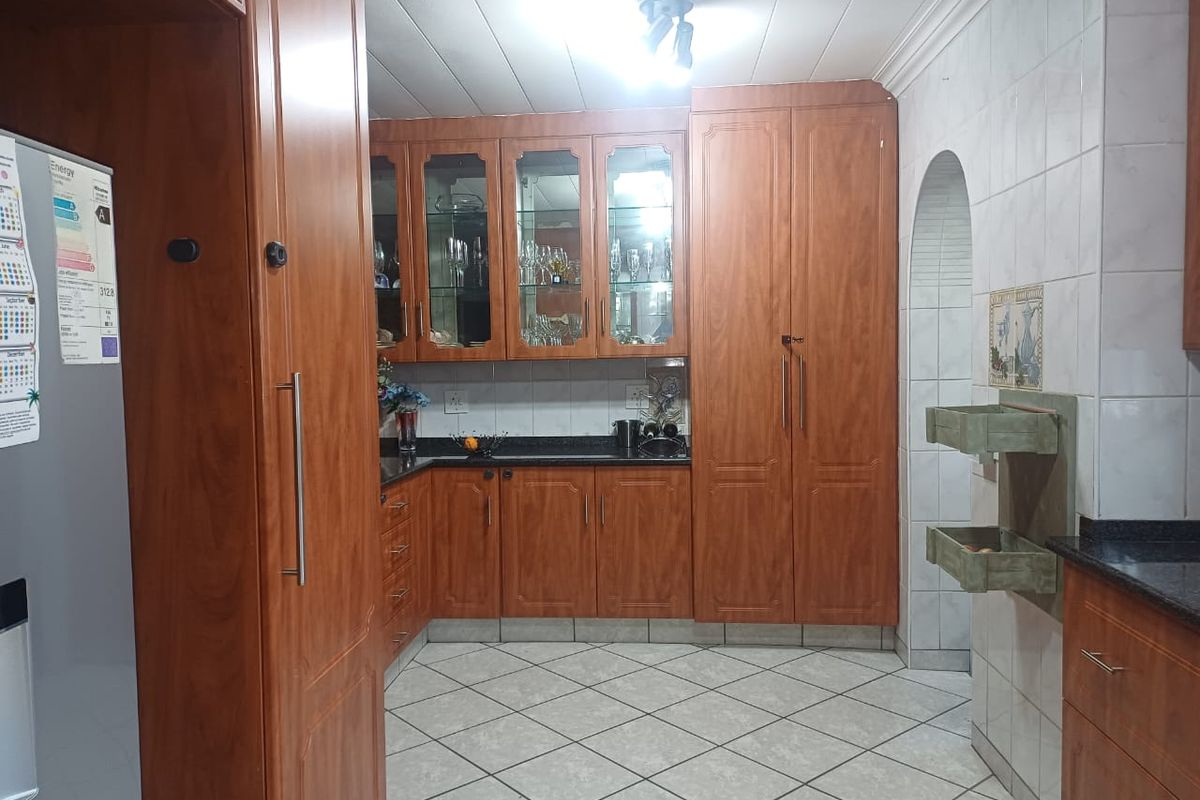 3 Bedroom,2 bathroom  townhouse with a swimming pool for sale in Arcon Park. - Photo 3