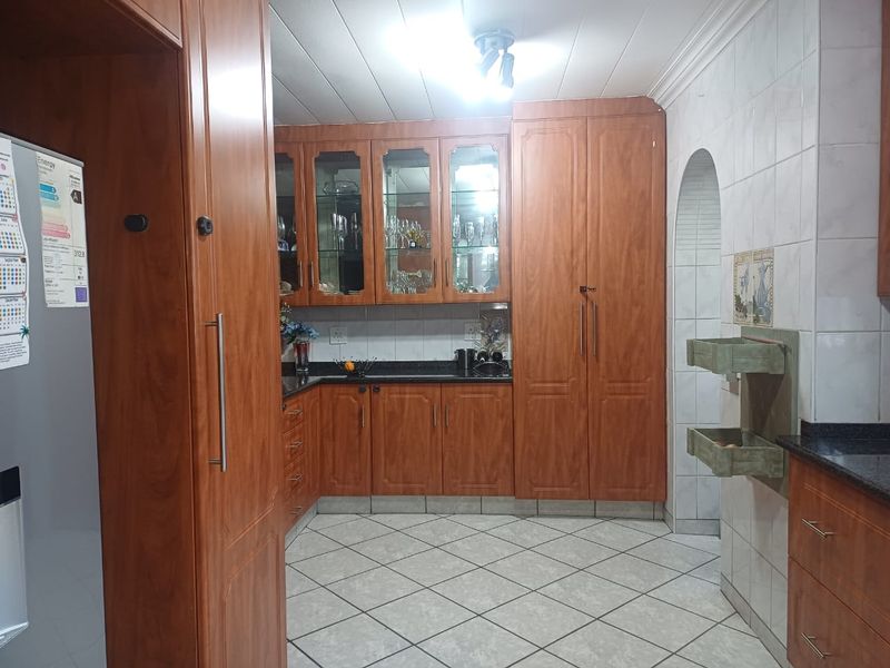 3 Bedroom,2 bathroom  townhouse with a swimming pool for sale in Arcon Park. - Photo 3