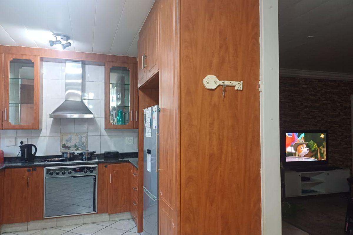 3 Bedroom,2 bathroom  townhouse with a swimming pool for sale in Arcon Park. - Photo 4