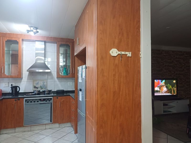 3 Bedroom,2 bathroom  townhouse with a swimming pool for sale in Arcon Park. - Photo 4