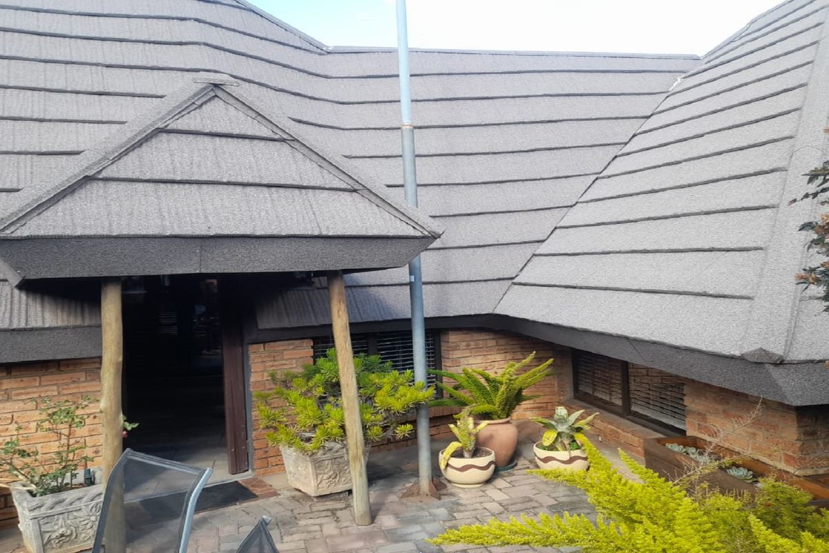 Feature-Rich 4-Bedroom Home with 2-Bedroom Apartment A true gem offering spacious living and income - Photo 4