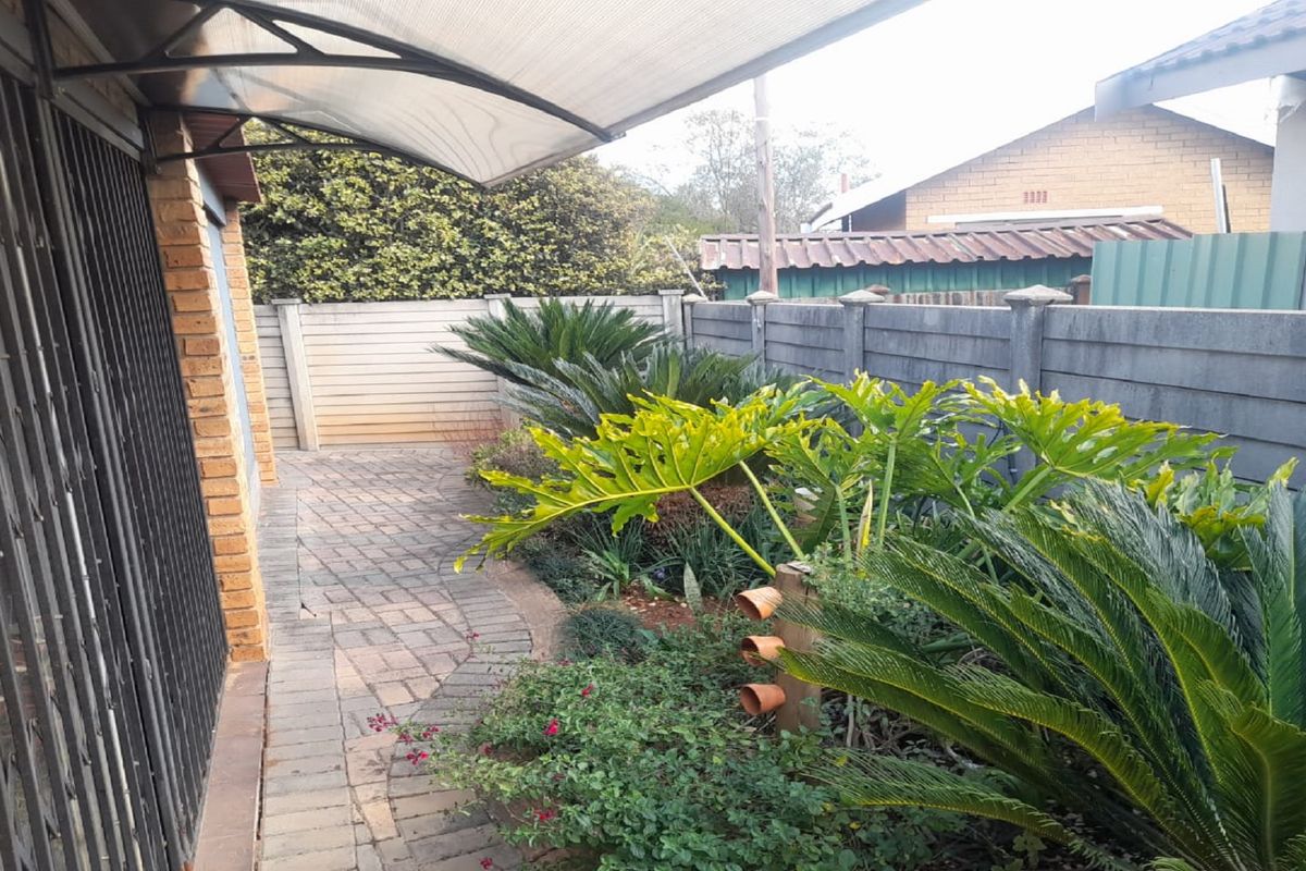 Feature-Rich 4-Bedroom Home with 2-Bedroom Apartment A true gem offering spacious living and income - Photo 5