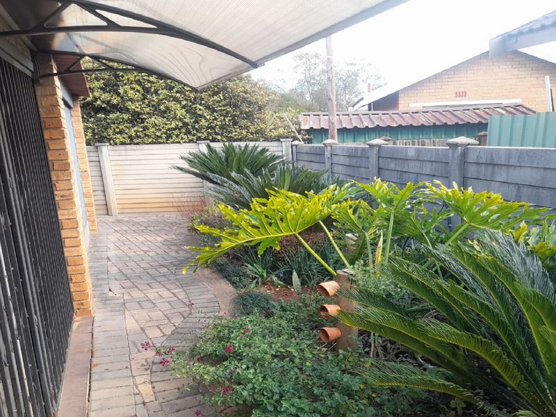 Feature-Rich 4-Bedroom Home with 2-Bedroom Apartment A true gem offering spacious living and income - Photo 5