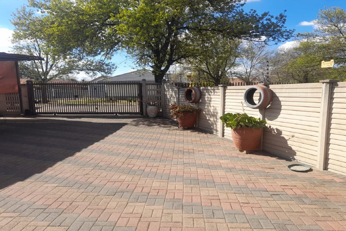 Feature-Rich 4-Bedroom Home with 2-Bedroom Apartment A true gem offering spacious living and income - Photo 2