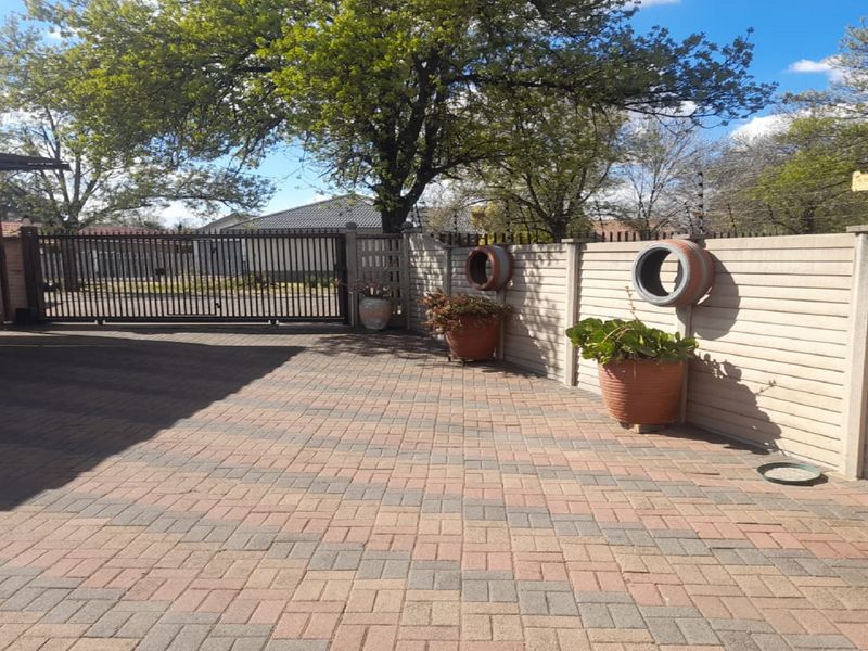 Feature-Rich 4-Bedroom Home with 2-Bedroom Apartment A true gem offering spacious living and income - Photo 2