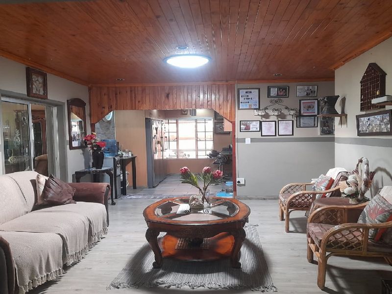 Feature-Rich 4-Bedroom Home with 2-Bedroom Apartment A true gem offering spacious living and income - Photo 9