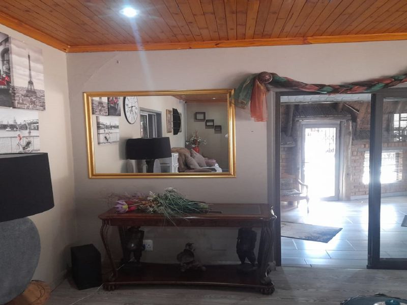 Feature-Rich 4-Bedroom Home with 2-Bedroom Apartment A true gem offering spacious living and income - Photo 8