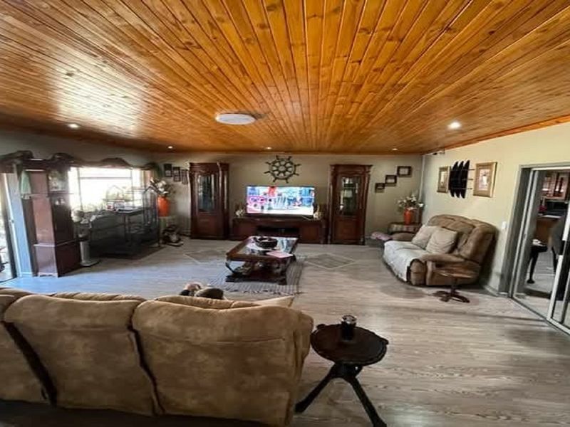 Feature-Rich 4-Bedroom Home with 2-Bedroom Apartment A true gem offering spacious living and income - Photo 7