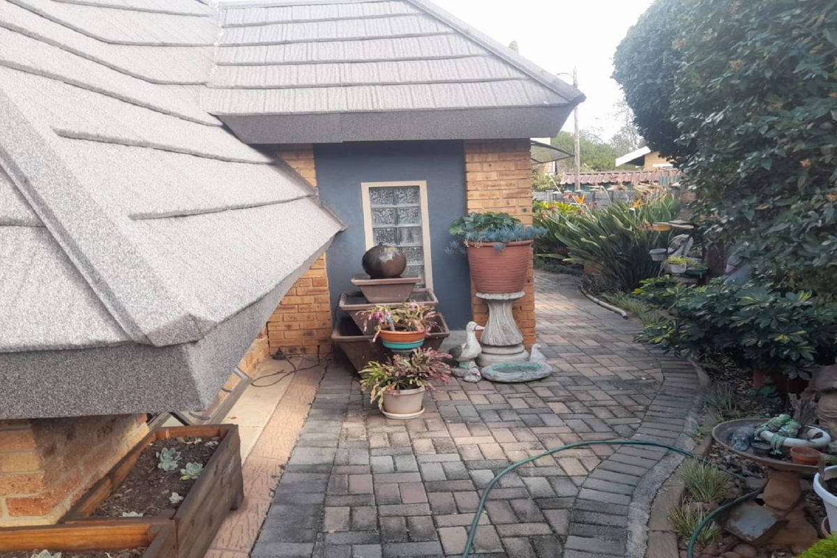 Feature-Rich 4-Bedroom Home with 2-Bedroom Apartment A true gem offering spacious living and income - Photo 3