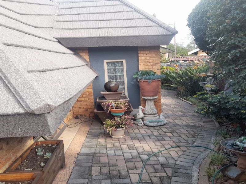 Feature-Rich 4-Bedroom Home with 2-Bedroom Apartment A true gem offering spacious living and income - Photo 3