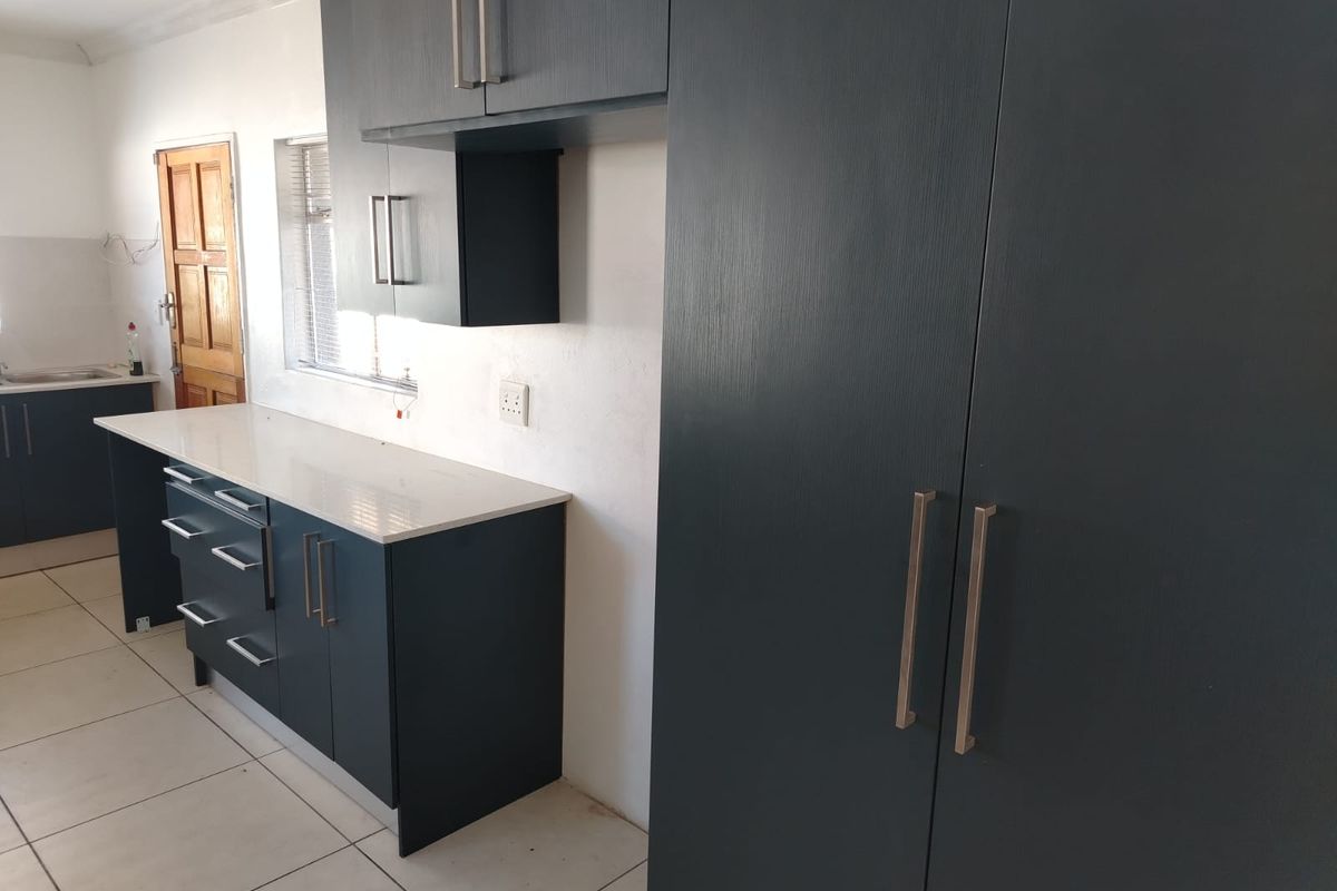 Newly Renovated Gem – Modern Comfort Meets Classic Charm in Vaalpark - Photo 4