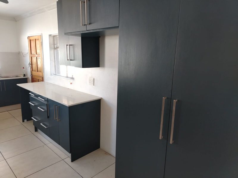 Newly Renovated Gem – Modern Comfort Meets Classic Charm in Vaalpark - Photo 4