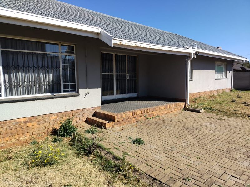 Newly Renovated Gem – Modern Comfort Meets Classic Charm in Vaalpark - Photo 1