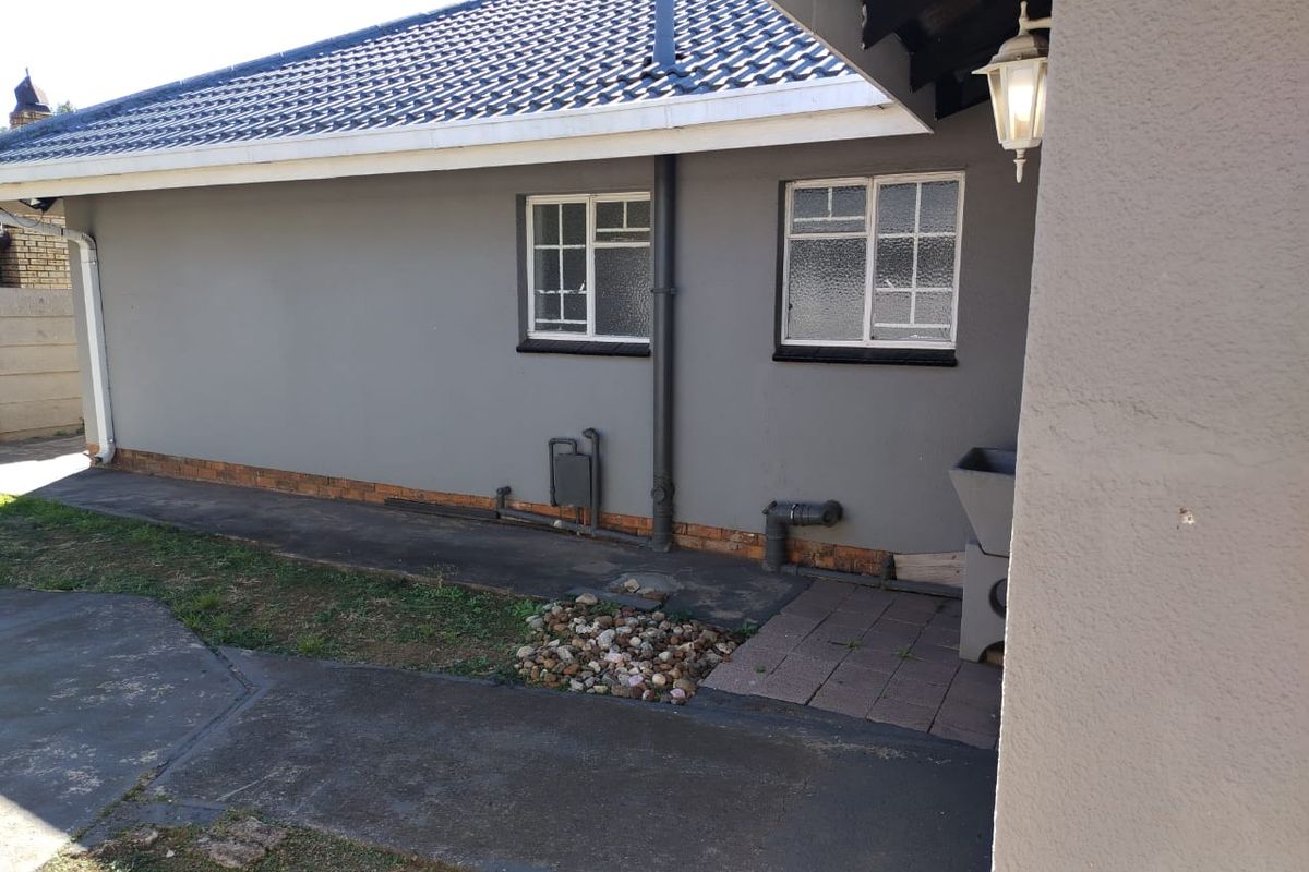 Newly Renovated Gem – Modern Comfort Meets Classic Charm in Vaalpark - Photo 2