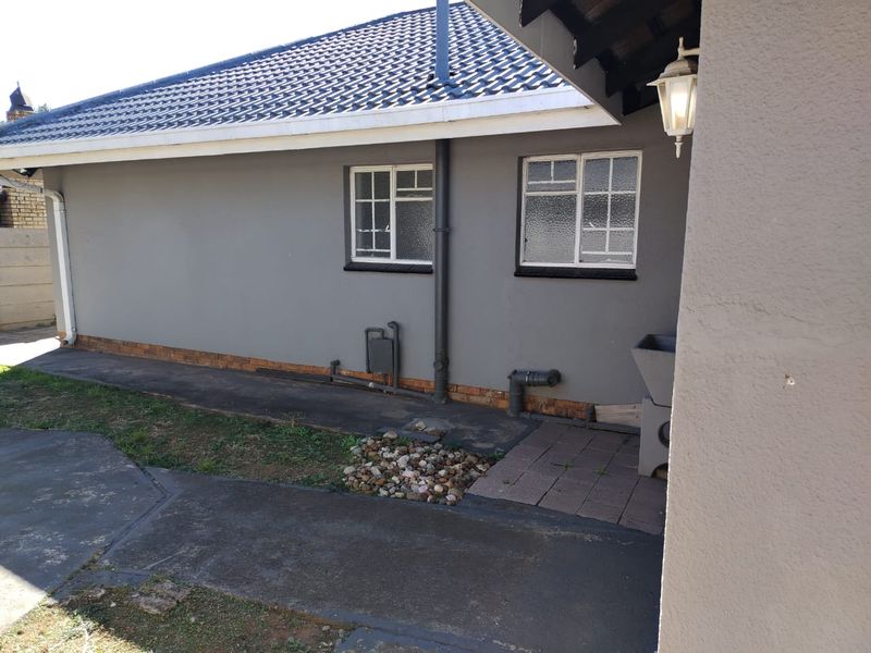 Newly Renovated Gem – Modern Comfort Meets Classic Charm in Vaalpark - Photo 2