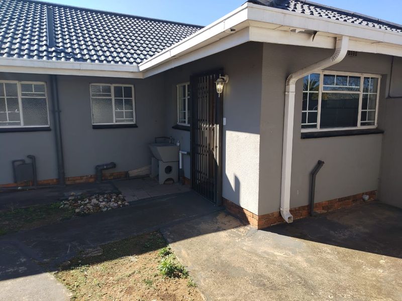 Newly Renovated Gem – Modern Comfort Meets Classic Charm in Vaalpark - Photo 8