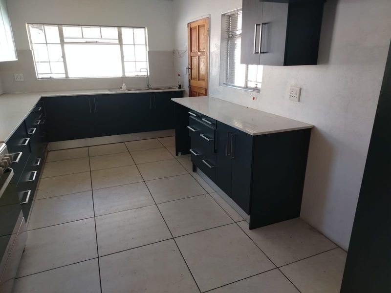 Newly Renovated Gem – Modern Comfort Meets Classic Charm in Vaalpark - Photo 6