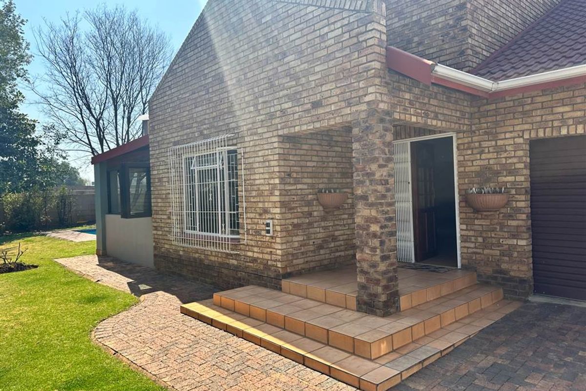 Spacious 3-Bedroom Family Home with Heated Pool, Modern Finishes & Exceptional Extras - Photo 2