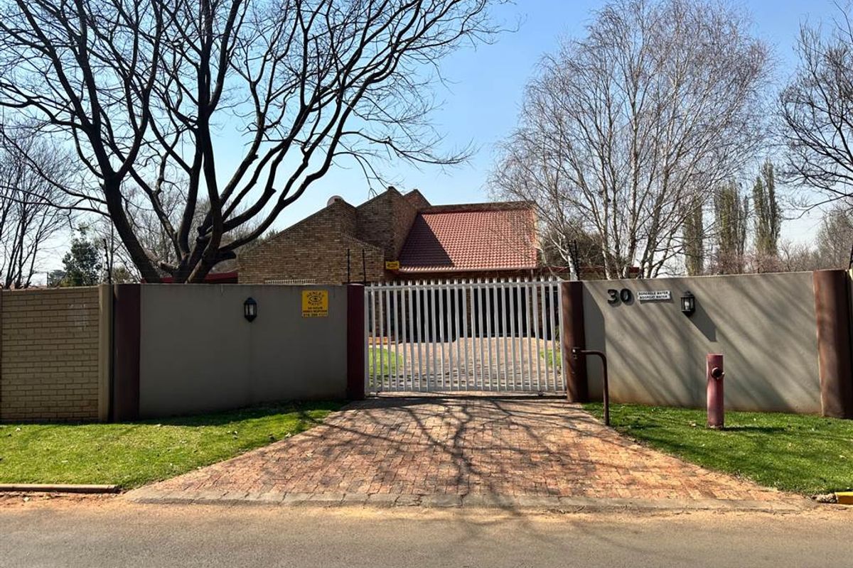 Spacious 3-Bedroom Family Home with Heated Pool, Modern Finishes & Exceptional Extras - Photo 4