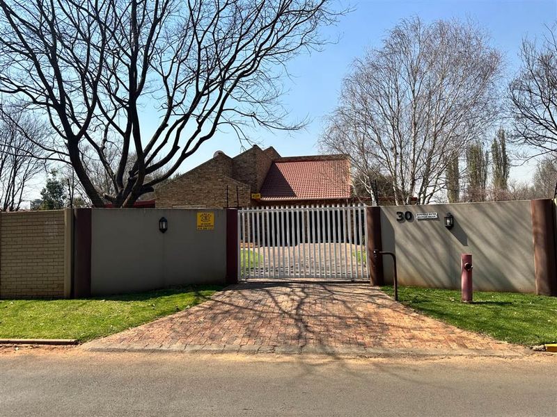 Spacious 3-Bedroom Family Home with Heated Pool, Modern Finishes & Exceptional Extras - Photo 4