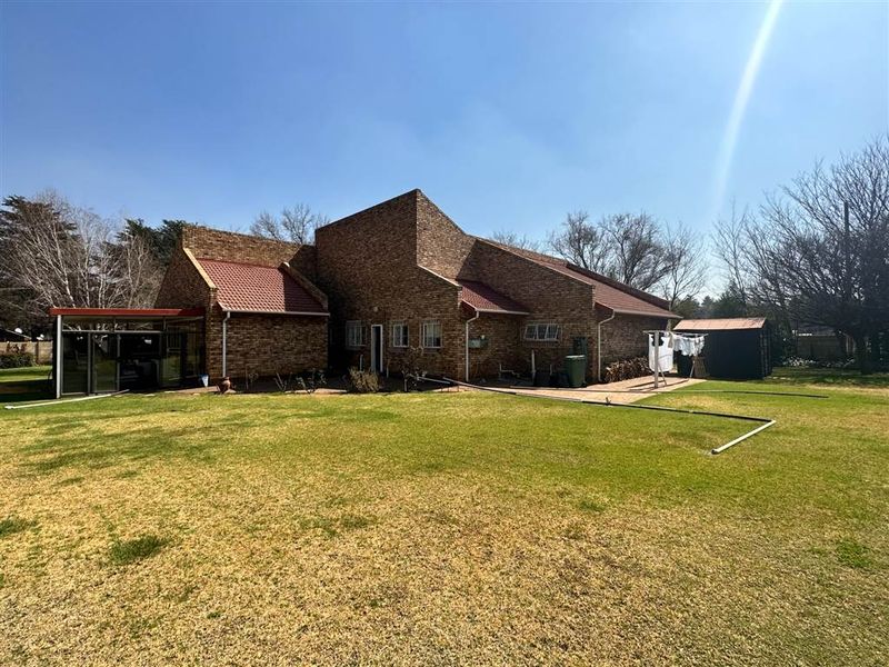 Spacious 3-Bedroom Family Home with Heated Pool, Modern Finishes & Exceptional Extras - Photo 1