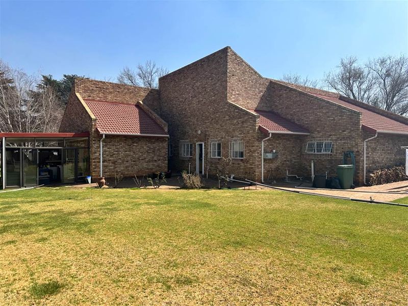 Spacious 3-Bedroom Family Home with Heated Pool, Modern Finishes & Exceptional Extras - Photo 9