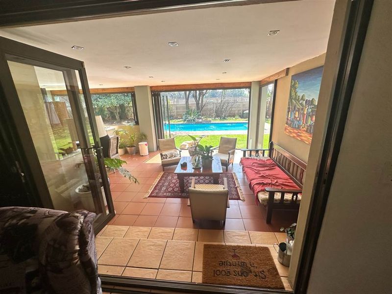 Spacious 3-Bedroom Family Home with Heated Pool, Modern Finishes & Exceptional Extras - Photo 8